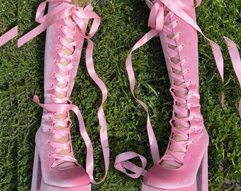 Band-Plattform-Chunky-Heels mit hohlem Spitzenknie – Crossdresser-Stiefel – Femboy-Cosplay-Schuhe – Damenschuhe für Männer – Plus Size High Heels