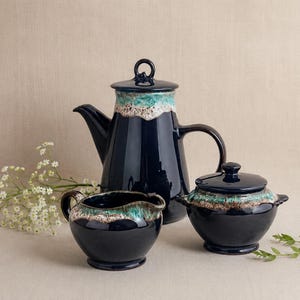 Servizio da caffè o tè vintage in ceramica canadese: caffettiera, lattiera e zuccheriera con coperchio.