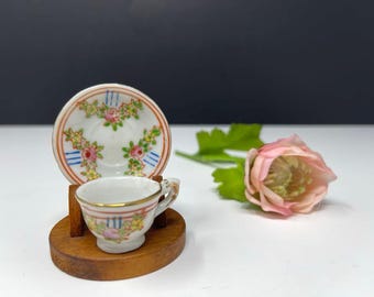 Vintage miniatuur theekopje en schotel | Petite porseleinen set met bloemen en goud
