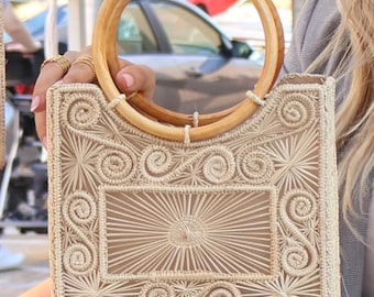 Iraca Palm Handbag – Handmade Woven Top Handle Bag with Wooden Touch, Beach & Boho Style