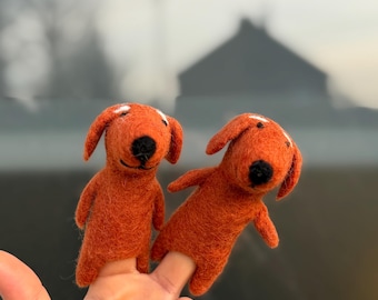 Marioneta de dedo de perro salchicha / Juguete de fieltro para perro hecho a mano