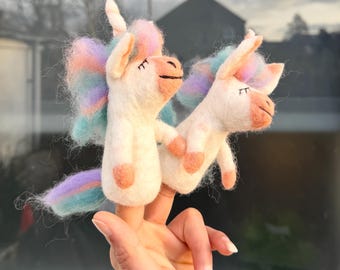 Marioneta de dedo de unicornio de fieltro con aguja / Juguete de lana hecho a mano