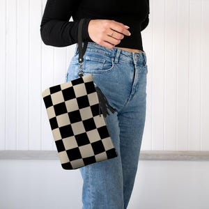 Bolso de mano con estampado de cuadros en negro y marfil, con cremallera, de piel vegana granulada, ideal como neceser o como regalo de cumpleaños.