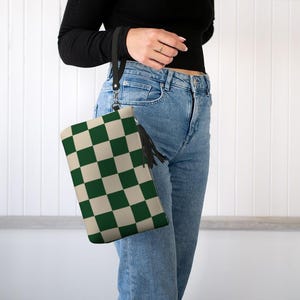 Clutch de muñeca con estampado de cuadros en piel vegana granulada verde y marfil