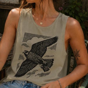 Soaring Wanderfalke Print Tank Top | Komfortfarben Übergroßes Unisex Nature Bird Graphic Shirt