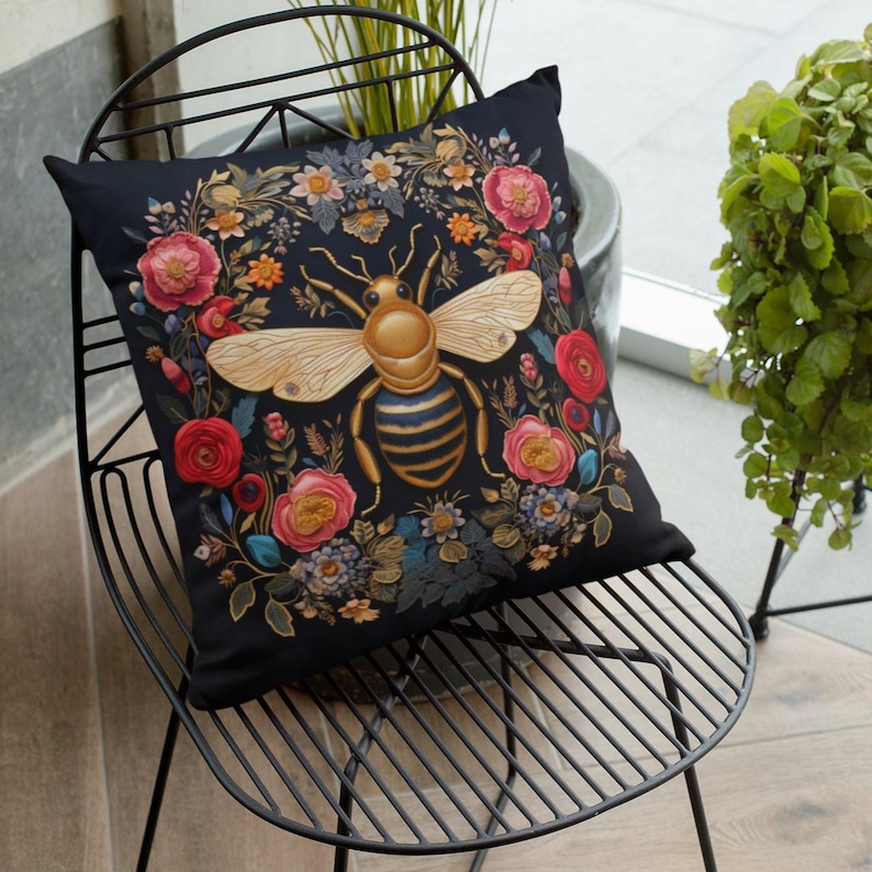 Cojín decorativo botánico Golden Bee: efecto bordado, decoración bohemia para el hogar. imagen 2