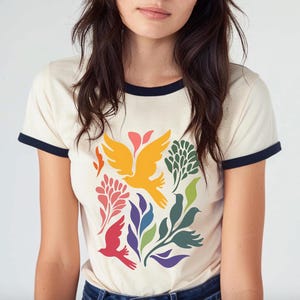 鳥と野花のヴィンテージユニセックスコットンリンガーTシャツ | ボヘミアンフローラルシャツ | ヴィンテージリンガーシャツ | 野花Tシャツギフト
