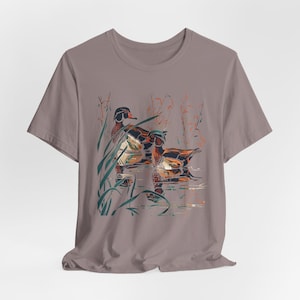 Maglietta unisex &quot;Anatre selvatiche sull&#39;acqua&quot; / Regalo per osservatori di uccelli / Maglietta per amanti della natura / Maglietta per la fauna selvatica / Maglietta per birdwatching / Maglietta per uccelli / Maglietta con anatra