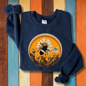 Vintage Style Bee Crewneck Sweatshirt | Woodland Sweatshirt | Forestcore Sweathshirt | Nature Lover sweatshirt | Bumble Bee Sweatshirt