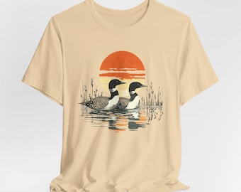 Maglietta unisex in tela con stampa di svassi sul lago Bella: maglietta per gli amanti della natura e del birdwatching.