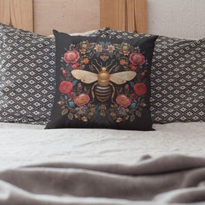 Cojín decorativo botánico Golden Bee: efecto bordado, decoración bohemia para el hogar. imagen 3