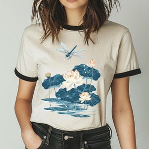 Libelle & Lotus Blumen Vintage Style Baumwolle Ringer T-Shirt | Vintage Ästhetisches Shirt | Natur-Liebhaber-Geschenk | T-Shirt im Retro-Stil der 1970er Jahre