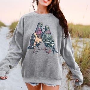 Precious Pigeons sweater met ronde hals | Uniseks ronde hals met vogelprint | Cadeau vogelliefhebber | Duivensweater | Uniseks sweater