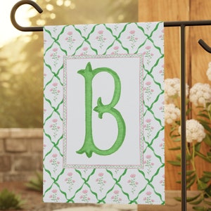 Bandera de jardín con monograma personalizado, diseño floral rosa y verde, ideal para exteriores, Grand Millennial Decor