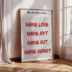 以下が含まれることがあります： 「The New York News」というタイトルの新聞のフロントページが描かれた額縁入りの縦型ポスター。太い赤文字で「MAKE LOVE」「MAKE ART」「MAKE OUT」「MAKE MONEY」というフレーズが重ねられている。新聞の背景には小さな黒い文字のコラムが並んでいる。