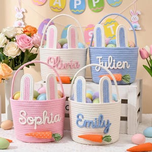 以下が含まれることがあります： 黒い持ち手と「But First, Coffee」のテキストが黒い太字でプリントされた白いセラミックマグ。マグカップはぼやけた背景に置かれています。マグカップの高さは約10cmです。