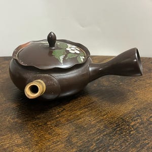 Vintage Japanse Tokoname Kyusu theepot handgeschilderde witte pruimenbloesems bruine klei zijhandgreep theepot ca. jaren 80