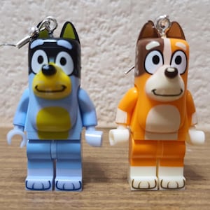 Pendientes de minifiguras de Bluey, mamá y papá.