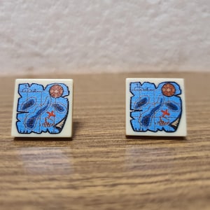 Boucles d'oreilles représentant une carte de pirate Bob l'éponge.