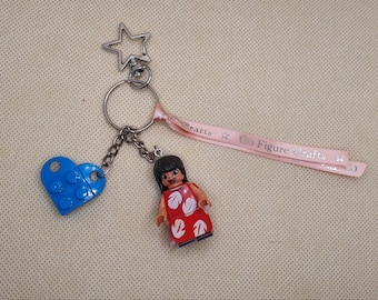 Pingente para bolsa com minifigura da Lilo, da Disney. Opção de personalização disponível.