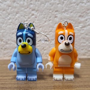 Pendientes de minifiguras de Bluey y Bingo.