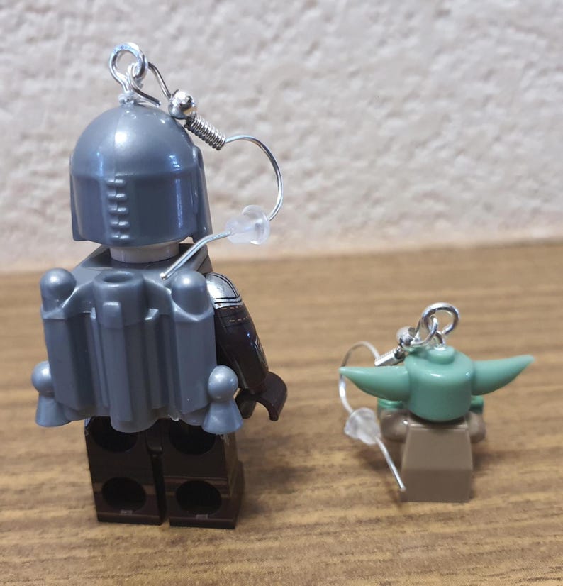 Minifigurörhängen med Mandalorian och Grogu. bild 2