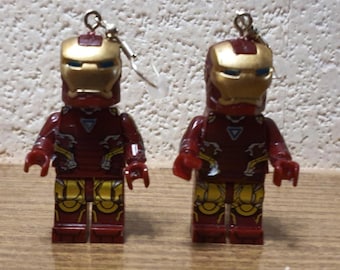 Orecchini doppi di Iron Man con minifigure.
