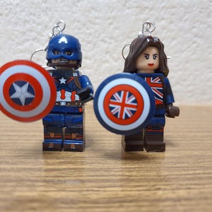 Kolczyki w kształcie minifigurek Kapitana Ameryki (Steve'a Rogersa) i Kapitana Cartera.