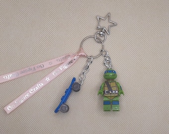 Portachiavi/ciondolo per borsa con minifigure di Leonardo delle Tartarughe Ninja.
