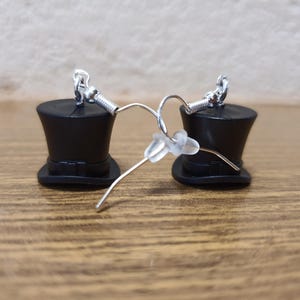 Minifiguuroorbellen met hoge hoed.