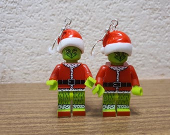 Orecchini a forma di minifigure del Grinch.