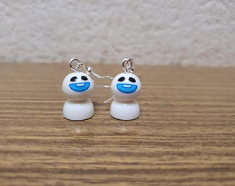Pendientes de minifiguras de Frozen y Snowgies.
