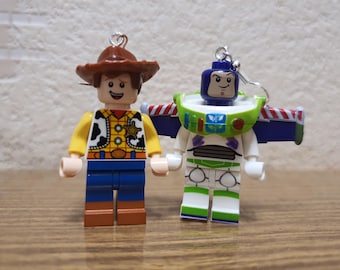 Pendientes con las minifiguras de Woody y Buzz Lightyear de Toy Story.