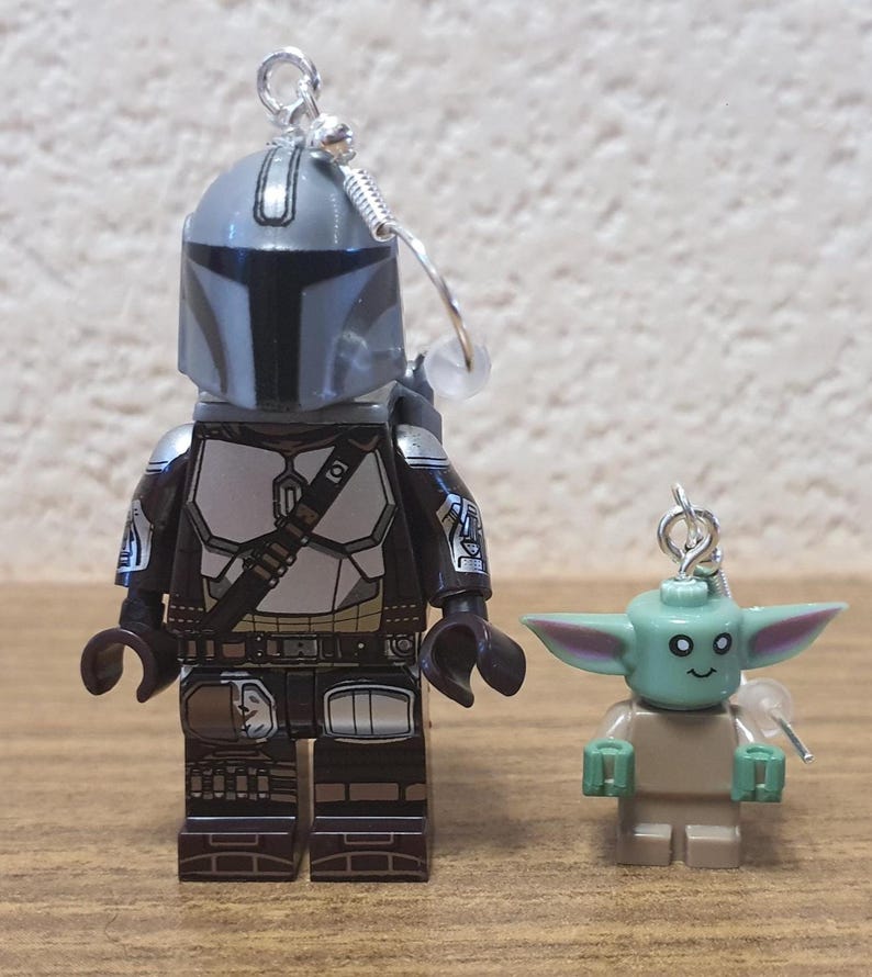 Minifigurörhängen med Mandalorian och Grogu. bild 1