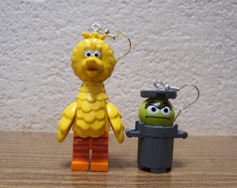 Pendientes de minifiguras de Big Bird y Oscar Grouch.