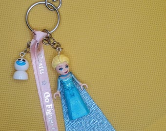 Llavero con forma de minifigura de Elsa de Frozen.
