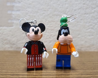 Orecchini con le minifigure di Topolino e Pippo.