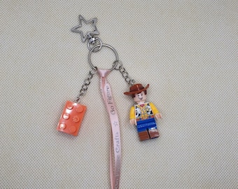 Pingente para bolsa em formato de minifigura do Woody, de Toy Story.