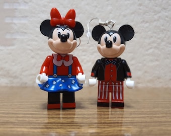 Pendientes de minifiguras de Mickey y Minnie para fiesta.