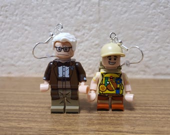Orecchini a forma di minifigure di Carl e Russell.