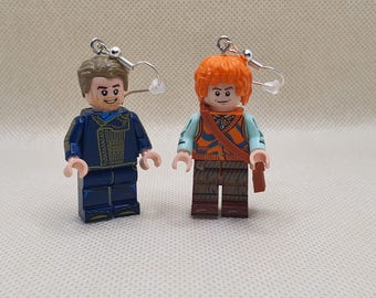 Orecchini con le minifigure di Wicked, Boq e il principe Fiyero.