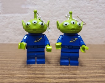 Pendientes minifigura de Alien de Toy Story.