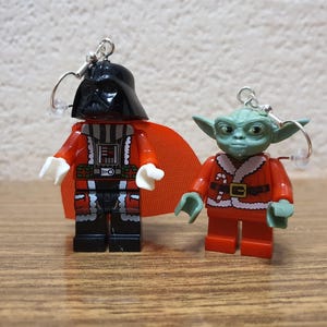 Julörhängen med minifigurer i form av Darth Vader och Yoda.