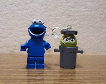 Pendientes con minifiguras de El Monstruo de las Galletas y Óscar el Gruñón.