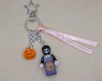 Portachiavi/ciondolo per borsa con minifigure di Mamma Imelda e Coco. Possibilità di personalizzazione.