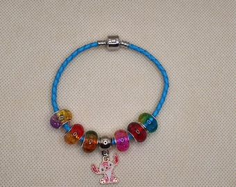 Pulseira com pingente de Stitch e anjo, feita com miçangas. 19-21 cm.