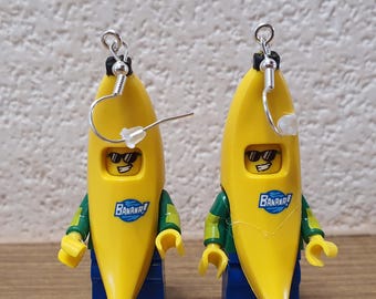Orecchini a forma di minifigure con costume da banana.