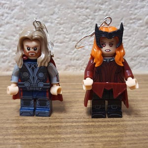 Kolczyki z minifigurkami Scarlet Witch i Thora.