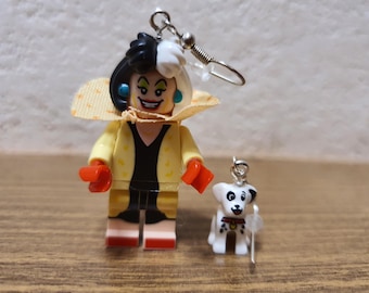 Pendientes con minifiguras de Cruella De Vil y un cachorro dálmata de Disney 101 Dálmatas.