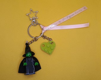 Wicked, Elphaba, ciondolo per borsa con minifigure. Disponibile accessorio personalizzato.